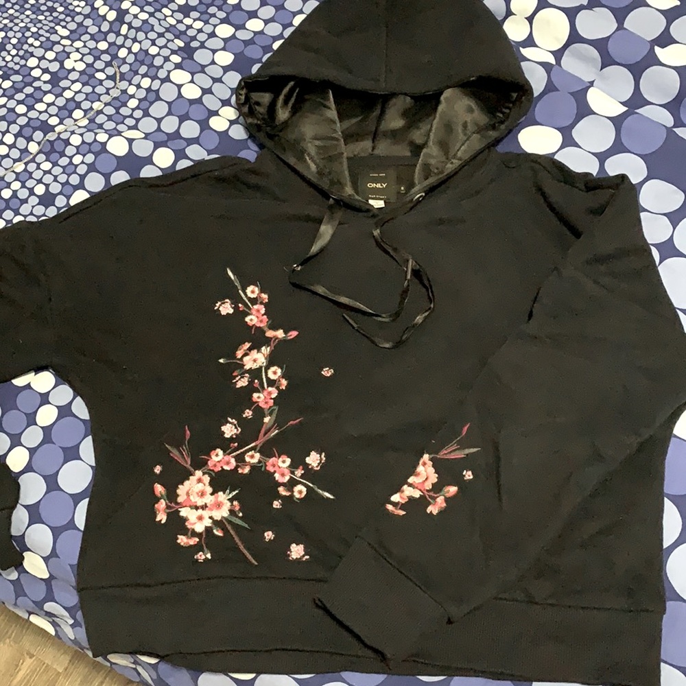 Cropped black hoodies Sakura embroidery